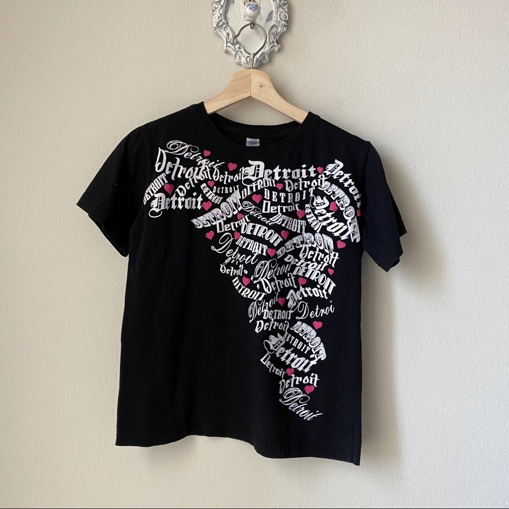 🍏 Detroit graphic black tee